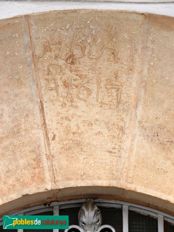 Les Cases d'Alcanar. Portal de 1617. Detall (Foto: Albert Esteves, 2023) Les Cases d'Alcanar. Portal de 1617. Detall