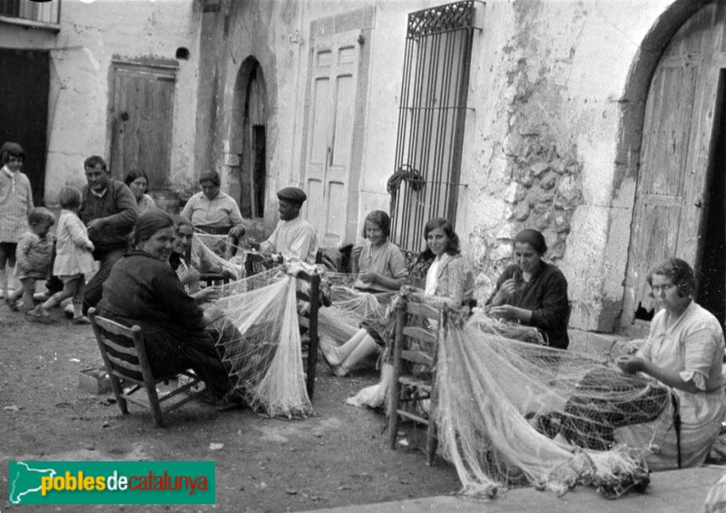 Remendadores a Les Cases d'Alcanar (Foto: <i>Francesc Blasi -Arxiu Fotogràfic Centre Excursionista de Catalunya-</i>, 1920-30) Remendadores a Les Cases d'Alcanar