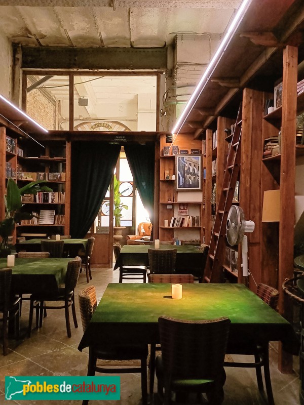 Barcelona - Espai Casa Rius. Rètol dels Tallers interior, al fons (Foto: Anna Corcoll, 2022) Barcelona - Espai Casa Rius. Rètol dels Tallers interior, al fons