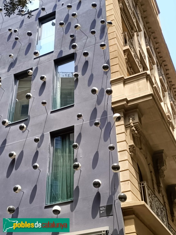 Barcelona - Hotel Ohla. Façana carrer Comtal (Foto: Anna Corcoll, 2023) Barcelona - Hotel Ohla. Façana carrer Comtal