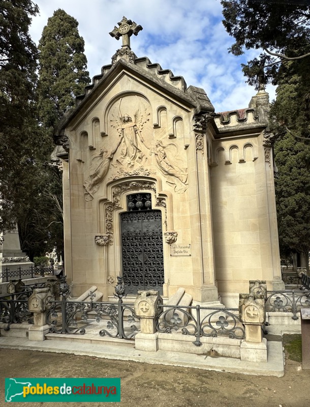 Vilafranca del Penedès - Cementiri. Panteó Via-Oliveras