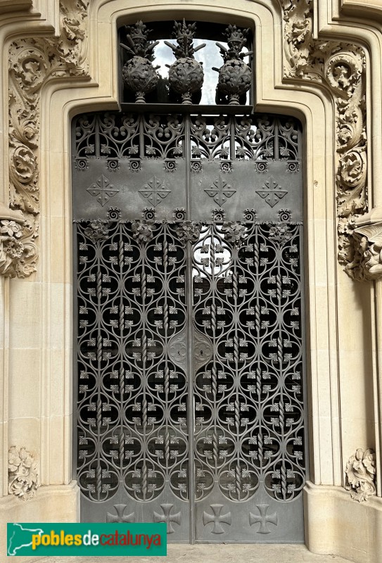 Vilafranca del Penedès - Cementiri. Panteó Via-Oliveras