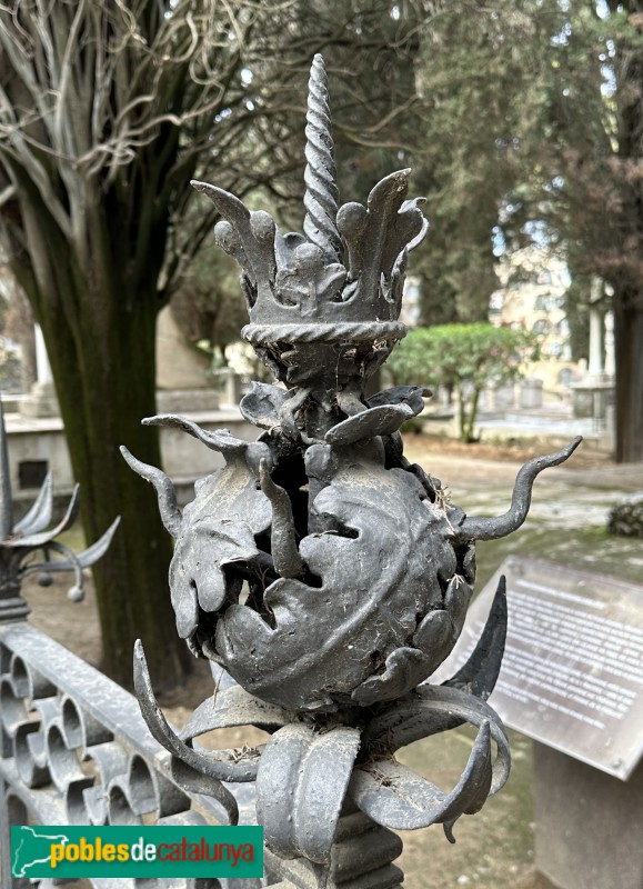 Vilafranca del Penedès - Cementiri. Panteó Via-Oliveras