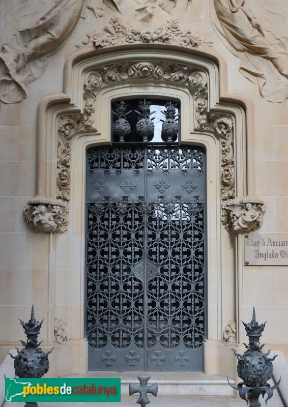 Vilafranca del Penedès - Cementiri. Panteó Via-Oliveras