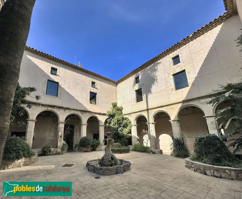 Ulldecona - Convent dels Dominics. Claustre (Foto: Albert Esteves, 2024) Ulldecona - Convent dels Dominics. Claustre