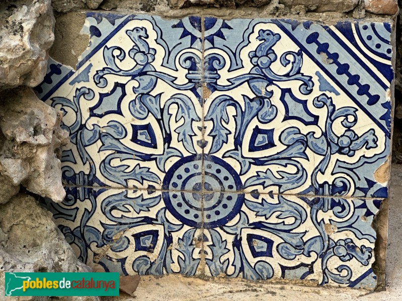 Ulldecona - Ulldecona - Convent dels Dominics. Claustre. Mosaic de la font (Foto: Albert Esteves, 2024) Ulldecona - Ulldecona - Convent dels Dominics. Claustre. Mosaic de la font