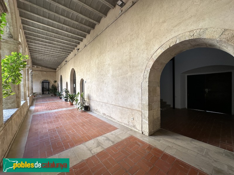 Ulldecona - Convent dels Dominics. Claustre (Foto: Albert Esteves, 2024) Ulldecona - Convent dels Dominics. Claustre