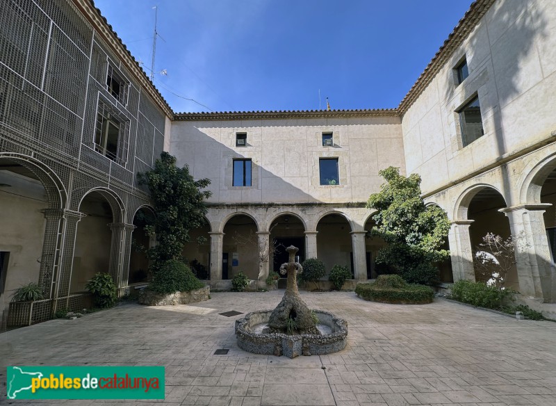 Ulldecona - Convent dels Dominics. Claustre (Foto: Albert Esteves, 2024) Ulldecona - Convent dels Dominics. Claustre