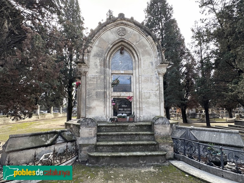 Vilafranca del Penedès - Cementiri. Illa de nínxols