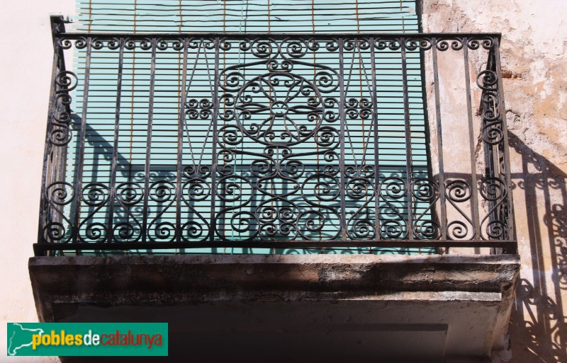 Ulldecona - Barana de balcó (1880-90) (Foto: Albert Esteves, 2024) Ulldecona - Barana de balcó (1880-90)