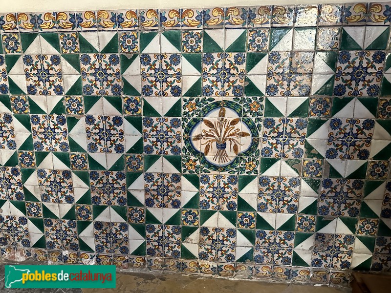 Ulldecona - Església de Sant Lluc. Mosaic a la capella del Santíssim (Foto: Albert Esteves, 2024) Ulldecona - Església de Sant Lluc. Mosaic a la capella del Santíssim