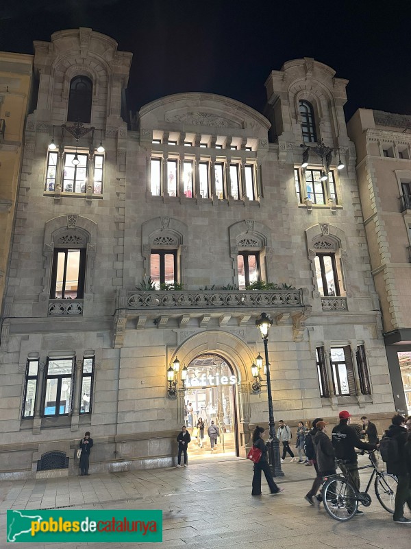 Barcelona - Edifici de Catalana de Gas (Foto: Albert Esteves, 2024) Barcelona - Edifici de Catalana de Gas