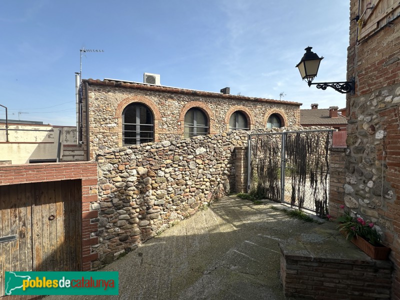 Ullastrell - Pujada dels Cups. Pallissa de Cal Leandre (Foto: Albert Esteves, 2024) Ullastrell - Pujada dels Cups. Pallissa de Cal Leandre