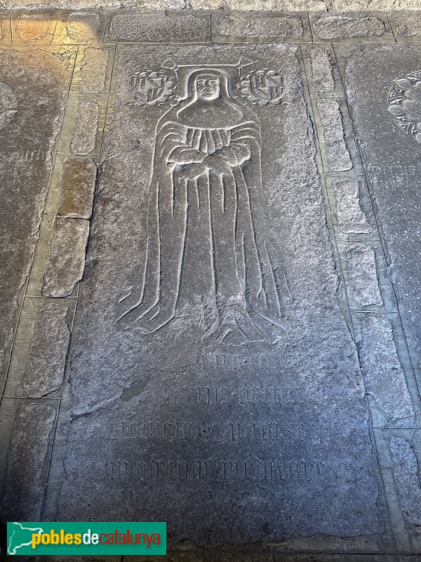 Girona - Claustre de la catedral. Làpida al terra (Foto: Albert Esteves, 2024) Girona - Claustre de la catedral. Làpida al terra