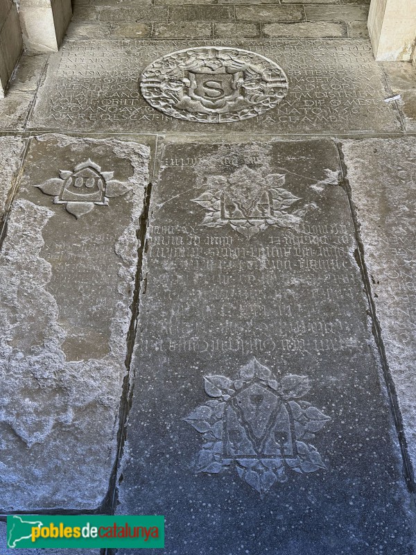 Girona - Claustre de la catedral. Làpides al terra (Foto: Albert Esteves, 2024) Girona - Claustre de la catedral. Làpides al terra