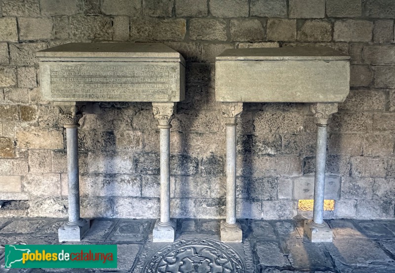 Girona - Claustre de la catedral. Dues osseres (Foto: Albert Esteves, 2024) Girona - Claustre de la catedral. Dues osseres