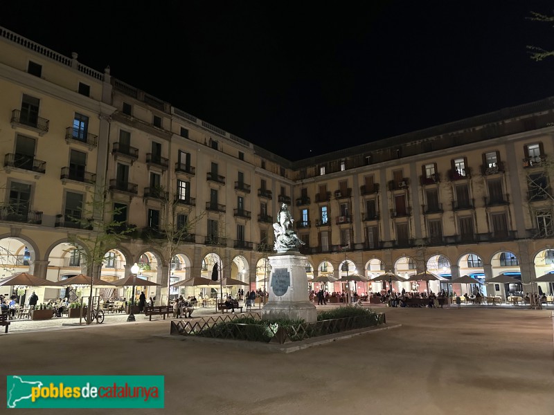 Girona - Plaça de la Independència, de nit (Foto: Albert Esteves, 2024) Girona - Plaça de la Independència, de nit