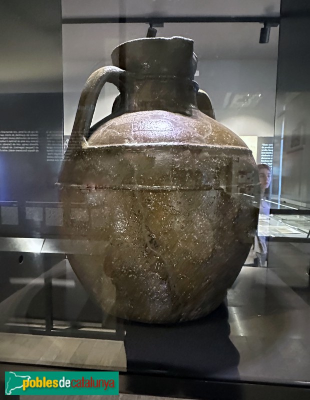 Girona - Museu d'Història dels Jueus. Gerra de tres nanses (segle XII-XIII) (Foto: Albert Esteves, 2024) Girona - Museu d'Història dels Jueus. Gerra de tres nanses (segle XII-XIII)