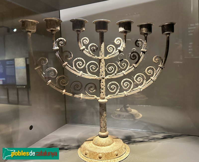 Girona - Museu d'Història dels Jueus. Menorà (segle XIX) (Foto: Albert Esteves, 2024) Girona - Museu d'Història dels Jueus. Menorà (segle XIX)