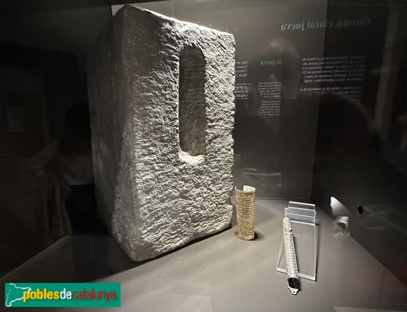 Girona - Museu d'Història dels Jueus. Pedra per a mezuzà (reproducció) (Foto: Albert Esteves, 2024) Girona - Museu d'Història dels Jueus. Pedra per a mezuzà (reproducció)
