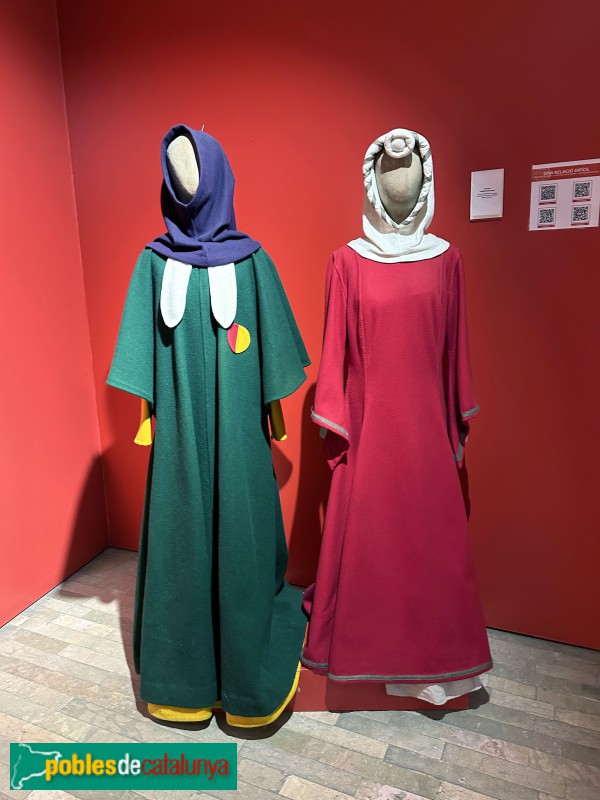 Girona - Museu d'Història dels Jueus. Reproducció de vestimenta jueva (Foto: Albert Esteves, 2024) Girona - Museu d'Història dels Jueus. Reproducció de vestimenta jueva