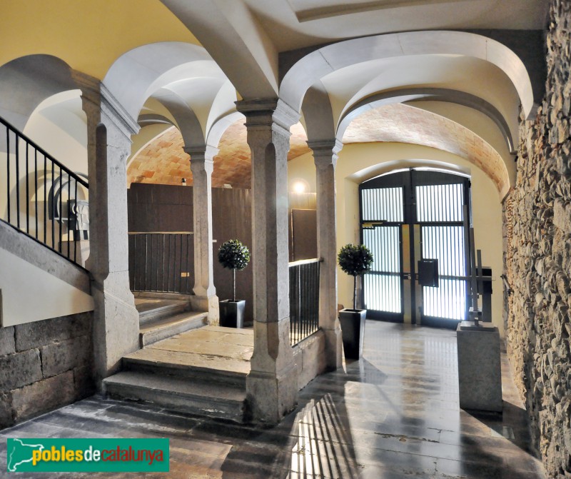 Girona - Can Mora (Casa Martínez Davalillos) (Foto: <i>Jordi Contijoch -calaix.gencat.cat-</i>, 2014) Girona - Can Mora (Casa Martínez Davalillos)