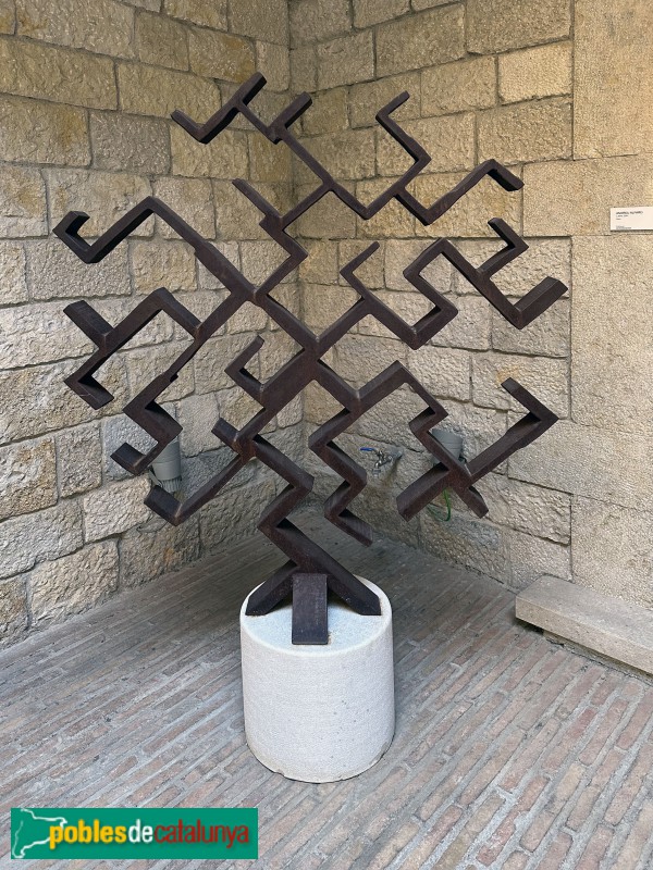 Girona - La Fontana d'Or. L'arbre, obra d'Andreu Alfaro (2001)