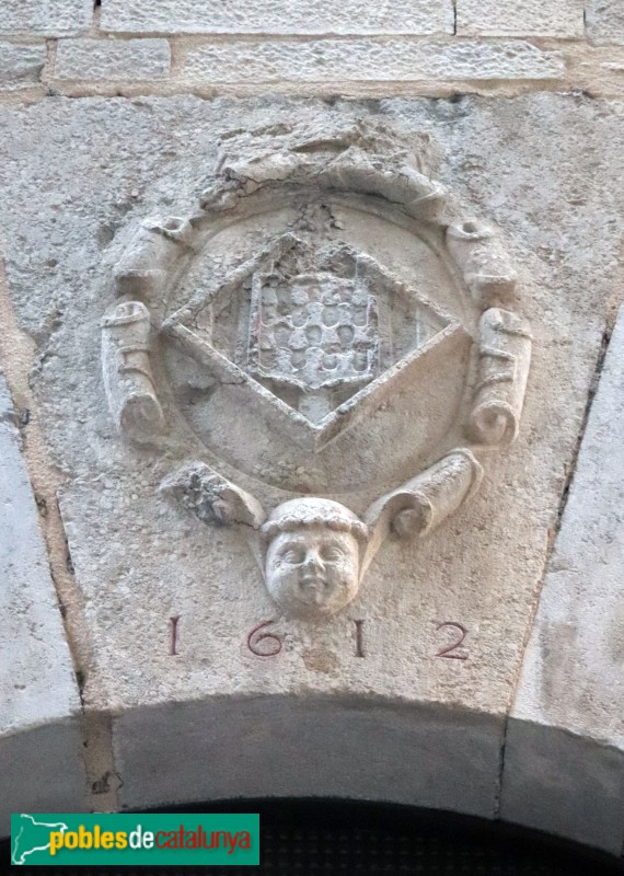 Girona - Teatre Municipal. Escut a la porta (Foto: Albert Esteves, 2024) Girona - Teatre Municipal. Escut a la porta