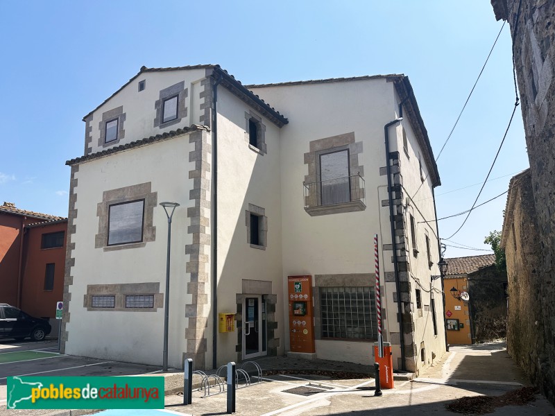 Aiguaviva - Ajuntament. Façana posterior amb les finestres pintades (Foto: Albert Esteves, 2024) Aiguaviva - Ajuntament. Façana posterior amb les finestres pintades