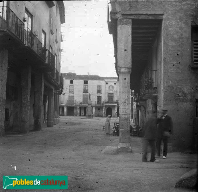 Cambrils - Plaça de la Vila (Foto: <i>Josep Salvany -Fons Salvany. Biblioteca de Catalunya-</i>, 1916) Cambrils - Plaça de la Vila