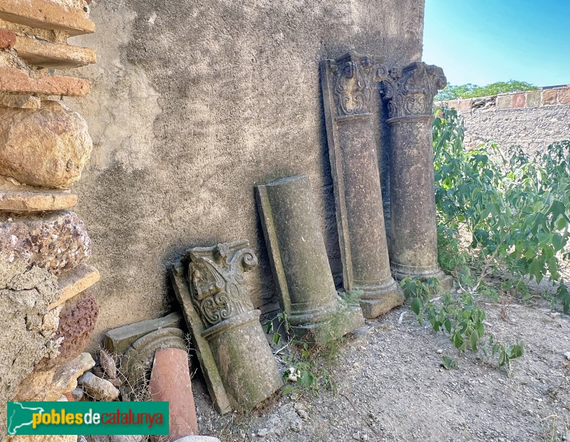 Cambrils - Santa Maria del Mas d'en Bosch. Columnes a l'exterior de l'església (Foto: Albert Esteves, 2024) Cambrils - Santa Maria del Mas d'en Bosch. Columnes a l'exterior de l'església
