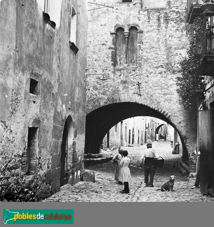 Anglès - Arcada de Can Verdaguer (Foto: <i>Josep Salvany -Fons Salvany. Biblioteca de Catalunya-</i>, 1912) Anglès - Arcada de Can Verdaguer