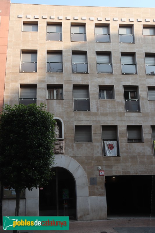 Reus - Germandat de Sant Isidre i Santa Llúcia. Edifici modern (Foto: Albert Esteves, 2024) Reus - Germandat de Sant Isidre i Santa Llúcia. Edifici modern