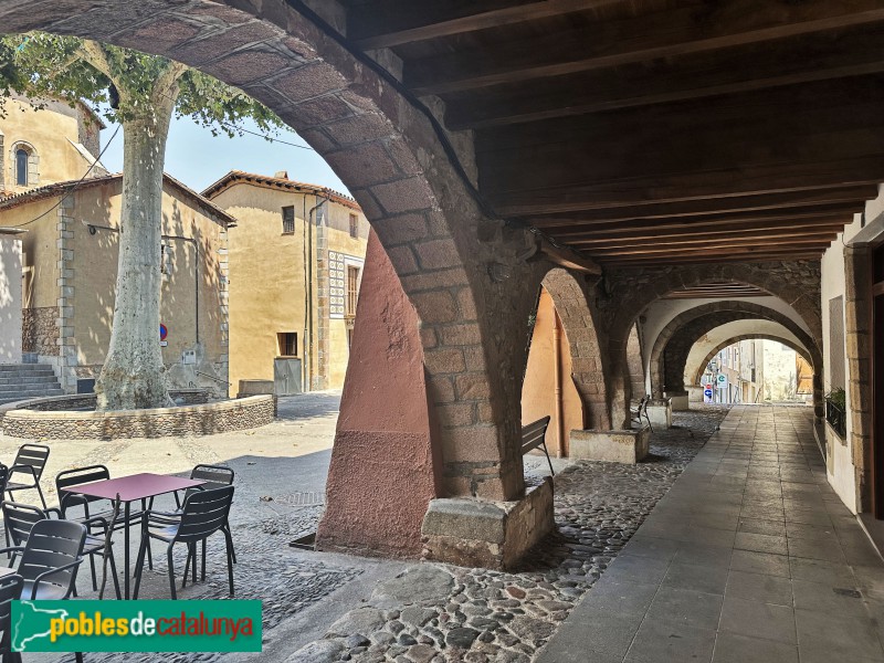 Arbúcies - Porxos de la Plaça de la Vila (Foto: Albert Esteves, 2024) Arbúcies - Porxos de la Plaça de la Vila