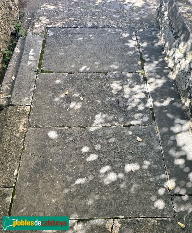 Quart - Església de Sant Sadurní de Palol. lloses sepulcrals del segle XVII (Foto: Albert Esteves, 2024) Quart - Església de Sant Sadurní de Palol. lloses sepulcrals del segle XVII