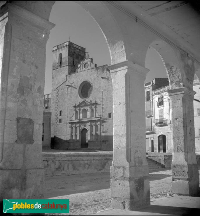 Riudoms - Porxos de la Plaça (Foto: <i>Fons Cuyàs. Institut Cartogràfic i Geològic de Catalunya (ICGC)</i>, 1956) Riudoms - Porxos de la Plaça