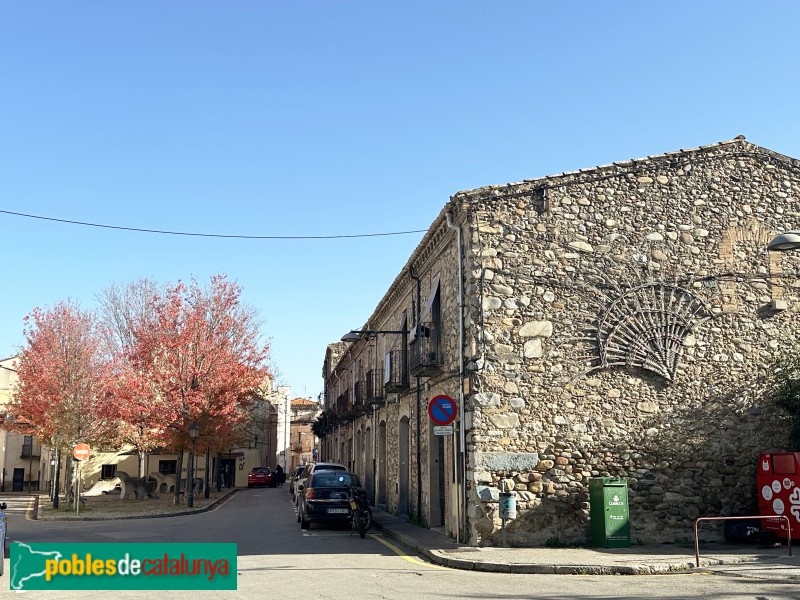 Salt - Conjunt de cases de la plaça de la Vila (Foto: Albert Esteves, 2024) Salt - Conjunt de cases de la plaça de la Vila