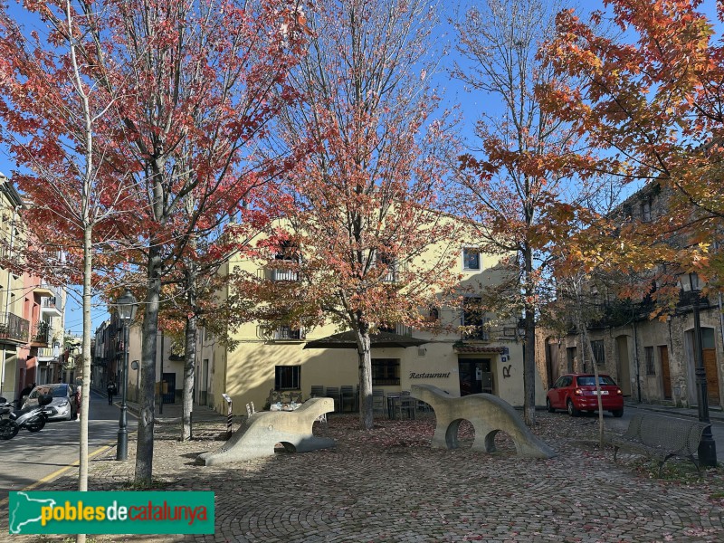 Salt - Grup escultòric <i>Les Llúdrigues</i> (Foto: Albert Esteves, 2024) Salt - Grup escultòric <i>Les Llúdrigues</i>