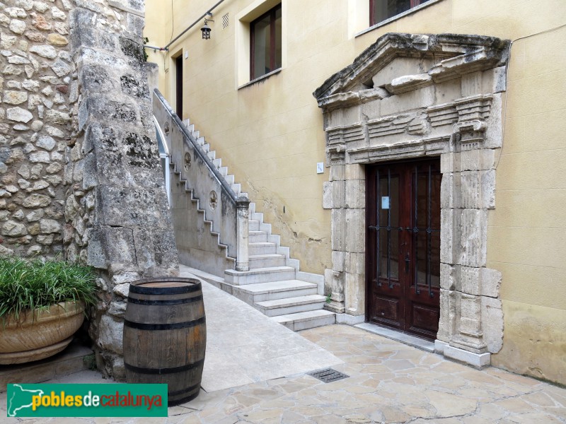Vilafranca del Penedès - Palau Reial. Porta del pati posterior (Foto: <i>Enric CC BY-SA 4.0</i>, 2015) Vilafranca del Penedès - Palau Reial. Porta del pati posterior