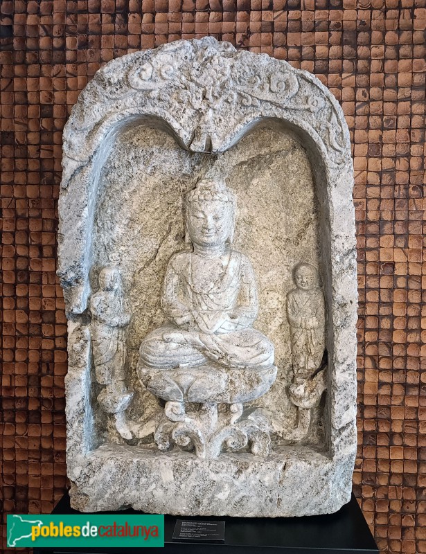 Col·lecció Jordi Clos - Buda en meditació sobre flor de lotus, amb dos deixebles. Pedra. Índia. Segle V