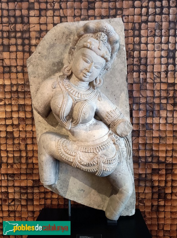 Col·lecció Jordi Clos - Dansarina celestial amb collarets. Pedra sorrenca. Índia. Segle IX