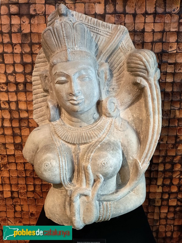 Col·lecció Jordi Clos - Deessa amb lotus blanc. Pedra sorrenca. Índia. Segle XII