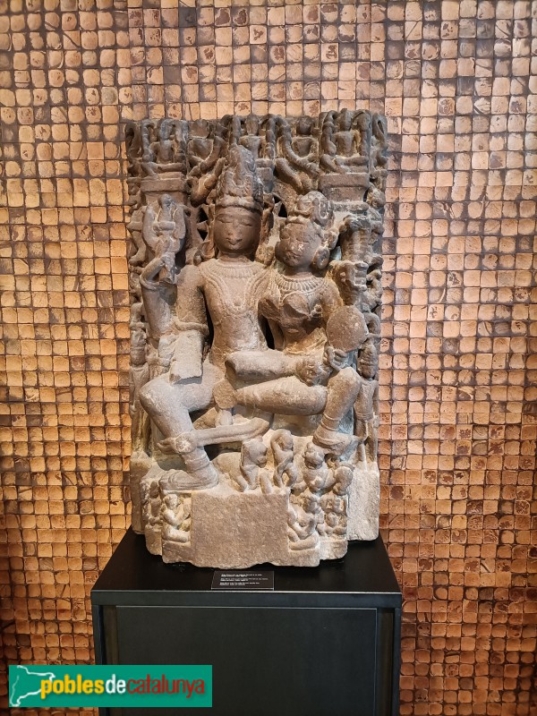 Col·lecció Jordi Clos - Shiva emb la seva esposa Parvati. Pedra sorrenca. Índia. Segle IX