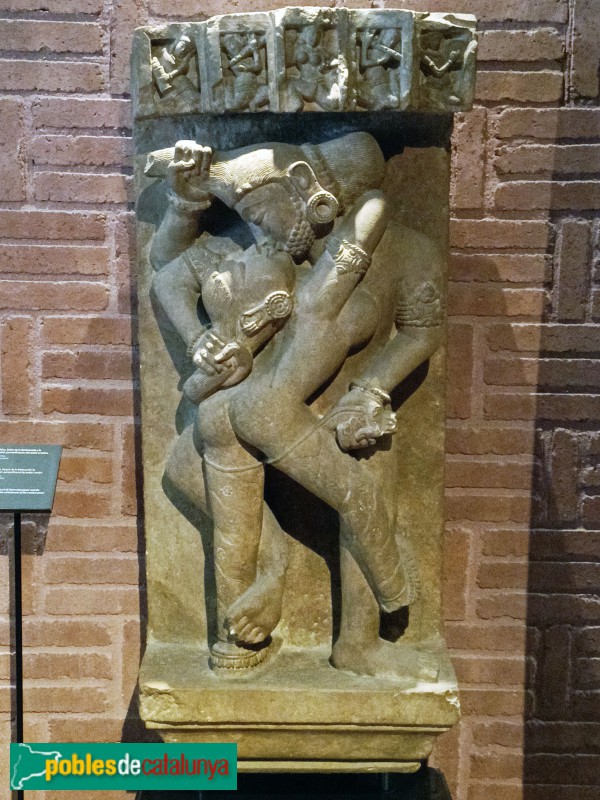 Col·lecció Jordi Clos - El déu Siva i la deessa Shakti. Pedra sorrenca. Índia. Segles X-XI (Foto: Anna Corcoll, 2024) Col·lecció Jordi Clos - El déu Siva i la deessa Shakti. Pedra sorrenca. Índia. Segles X-XI