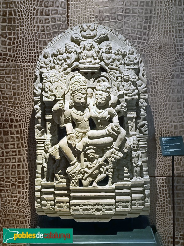 Col·lecció Jordi Clos - El déu Xiva i la seva dona Parvati. Pedra sorrenca. Índia. Segles X-XI (Foto: Anna Corcoll, 2024) Col·lecció Jordi Clos - El déu Xiva i la seva dona Parvati. Pedra sorrenca. Índia. Segles X-XI