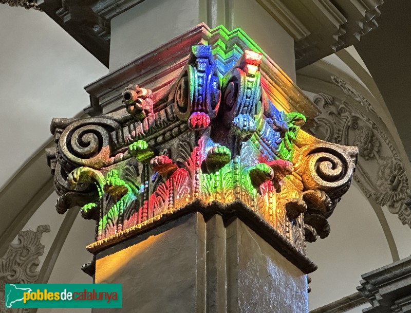 Les Borges del Camp - Església de l'Assumpció de Santa Maria. Capitell amb llum dels vitralls (Foto: Albert Esteves, 2024) Les Borges del Camp - Església de l'Assumpció de Santa Maria. Capitell amb llum dels vitralls
