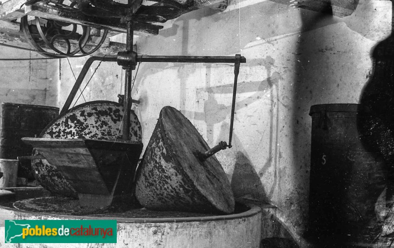 Cambrils - Antic celler del Sindicat Agrícola (Foto: Montserrat Vidal-Barraquer i Flaquer, 1944) Cambrils - Antic celler del Sindicat Agrícola