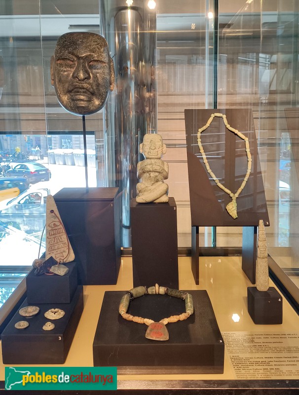 Diverses peces de les cultures maia, olmeca i nicoia