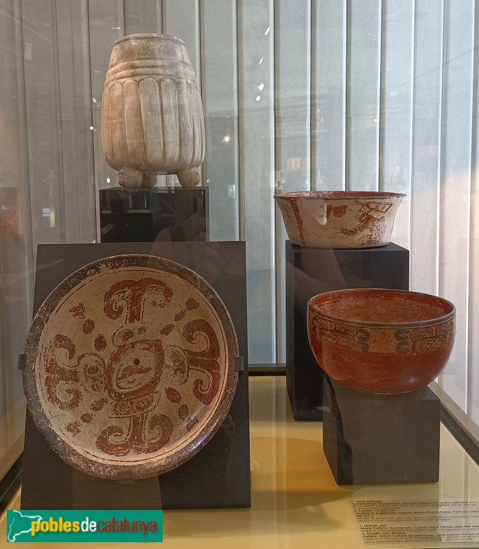 Vas i plats. Ceràmica pintada. Cultura Maia, Guatemala (300-900 dC)