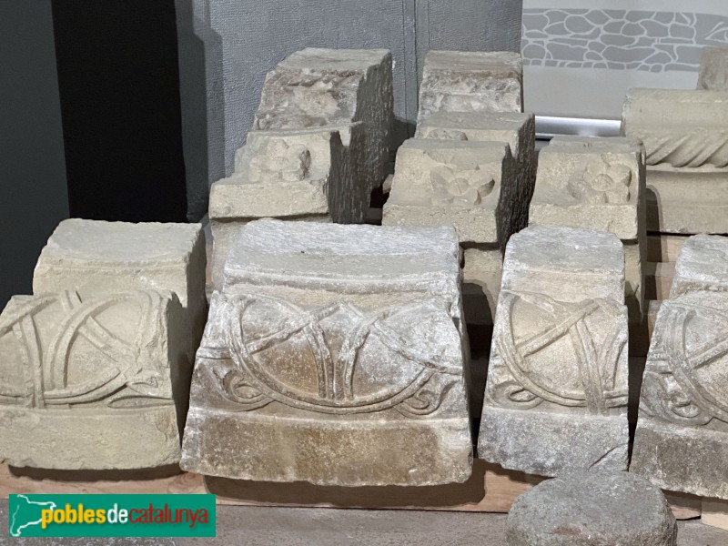 Cassà de la Selva - Restes de la portada romànica de l'església (Foto: Albert Esteves, 2025) Cassà de la Selva - Restes de la portada romànica de l'església